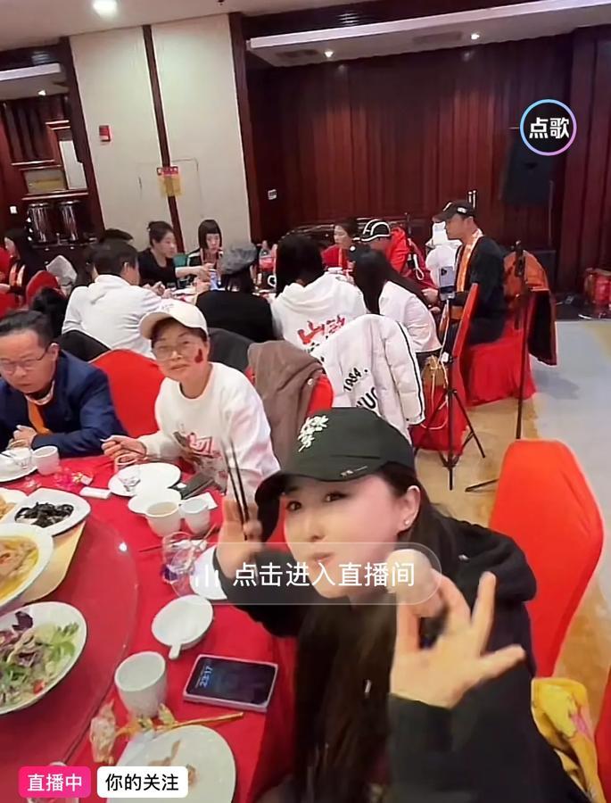 刀迷的消费能力太强了，聚会都能办成庆功宴！

帝都韩姐现场直播的，台上写的字就是