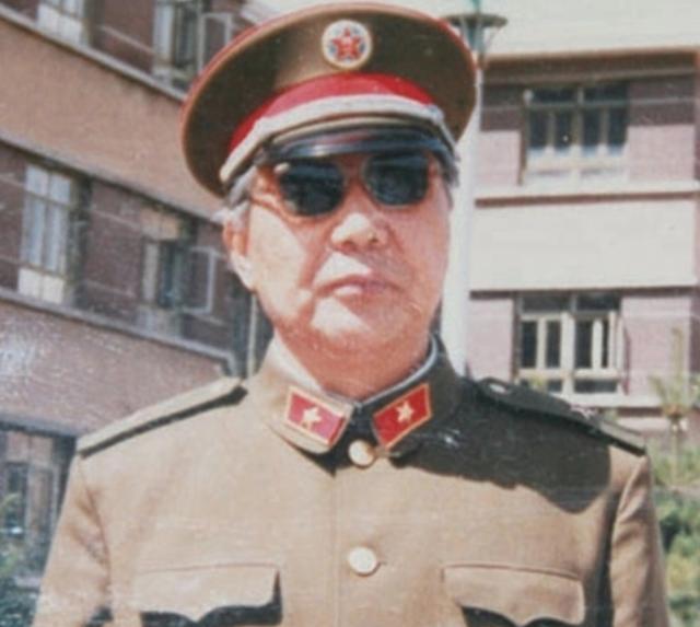 战歌大火起争议，麻扶摇谦让词作者