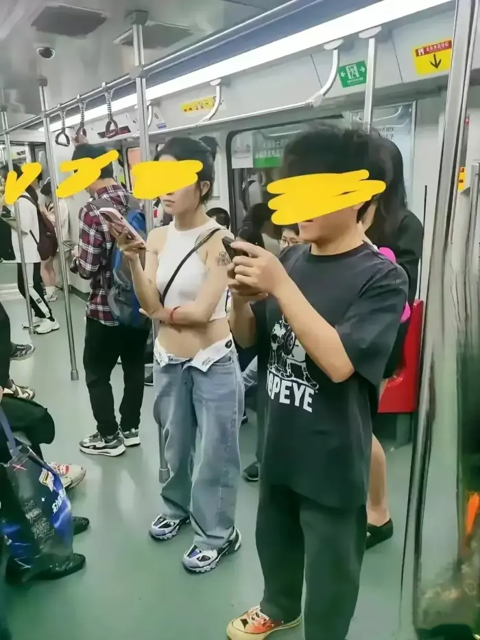 地铁上一位女子自己把裤子退到跨下，不知道的还以为是別人不小心退了她的裤子耍流氓呢