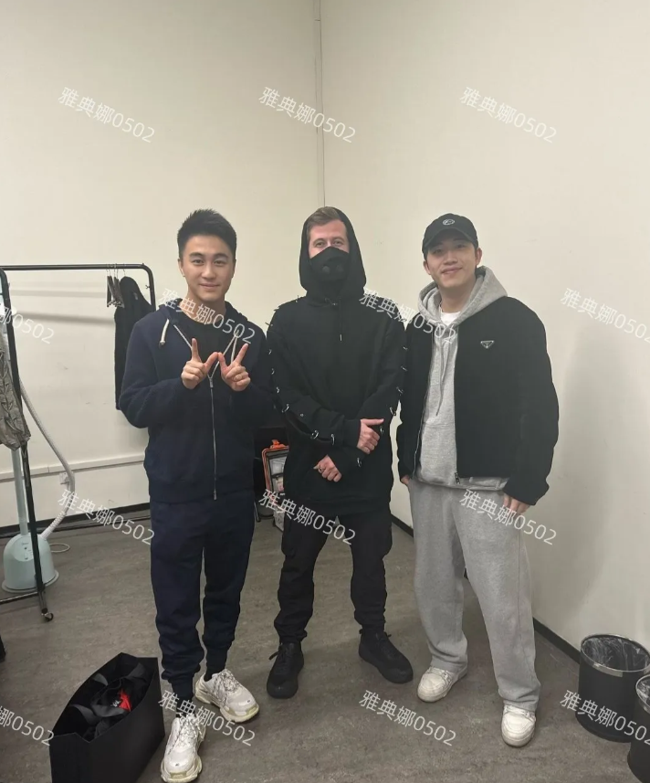 终于知道为啥何猷君叫小金土豆了，本人头大脚大就是腿短，黑黑瘦瘦小小一只，笑起来憨