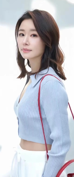 林心如，1976年出生于中国台湾。她外貌甜美，气质温婉，演技细腻，凭借《还珠格格