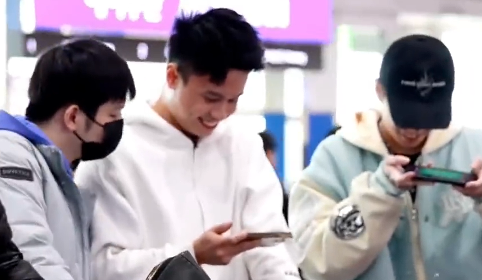 自律！樊振东看队友玩手游，曾表示从不打游戏，专注训练比赛
国乒从釜山归来，带着冠