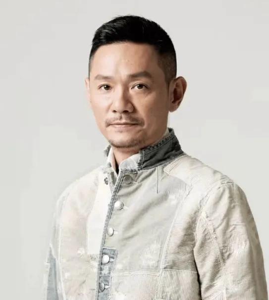 1993年，“袁隆平”扮演者果靖霖用卖血的钱为母亲买了一件大衣，盖在了她的遗体上
