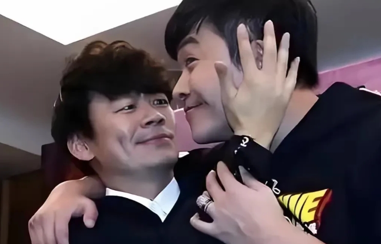陈思诚说， 我最好的朋友王宝强说，他一直认为我在演技方面不如他。 我也不知道他哪