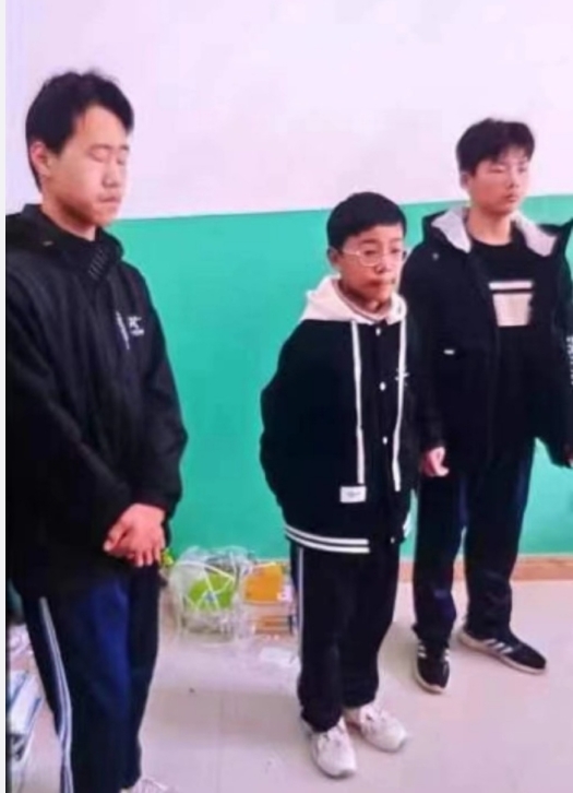 记得上次恶魔是一位未满12岁的男孩，将4岁女童哄骗至菜园掐S，然后把女童扔进缸内