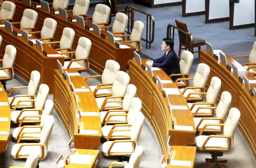 孤独的韩国执政党党员安哲秀，只有他一人支持弹劾！当国民力量党宣布退出投票后，他依