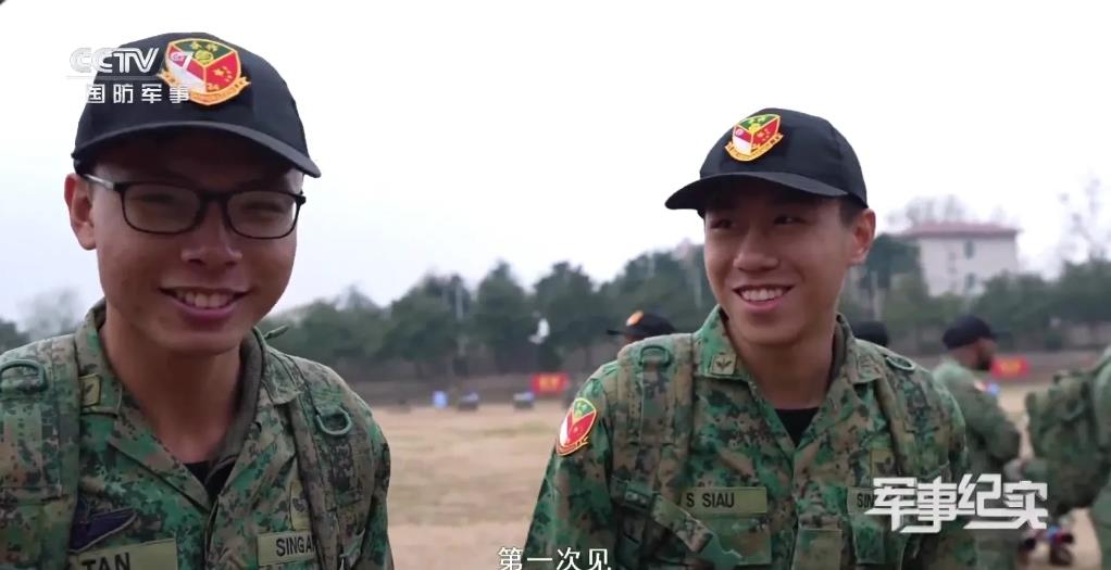 细节决定战斗力！中国军人枪支随身携带，新加坡士兵步枪随便扔地上！

在中新合作2