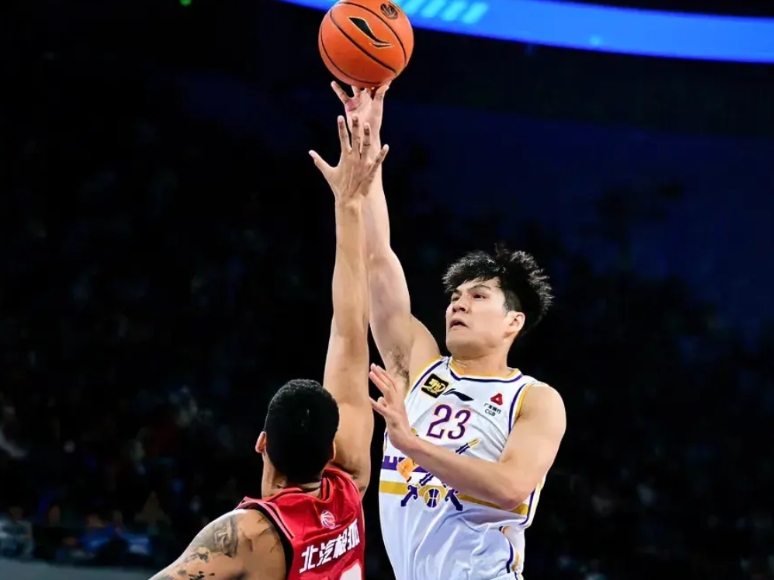 刘晓宇：豪哥，16中10，高效25分9板，今晚可谓是出尽风头啊！
陈国豪：我说过