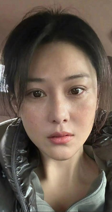 张馨予这素颜，
作为女人，我真是爱了。

照片中的她几乎未施粉黛，只淡淡涂了一点