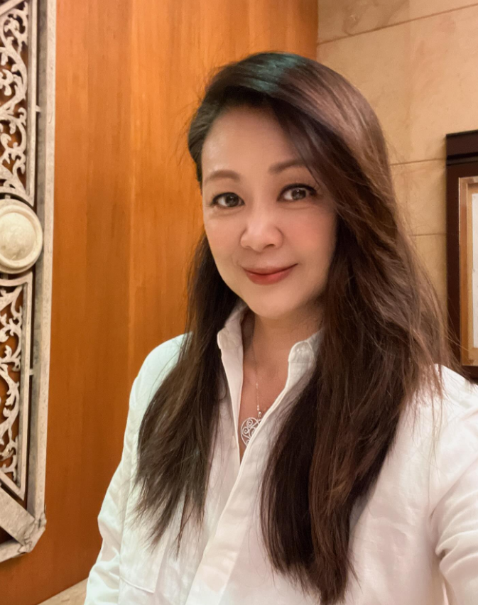 她当年在香港乐坛好过一段时间，著名歌曲有《别问我是谁》、《问你问我》、《伴你一生