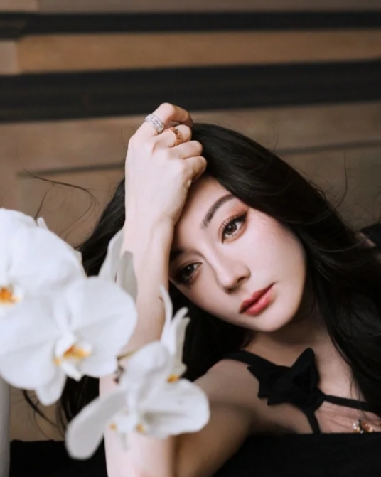 迪丽热巴容颜清丽脱俗