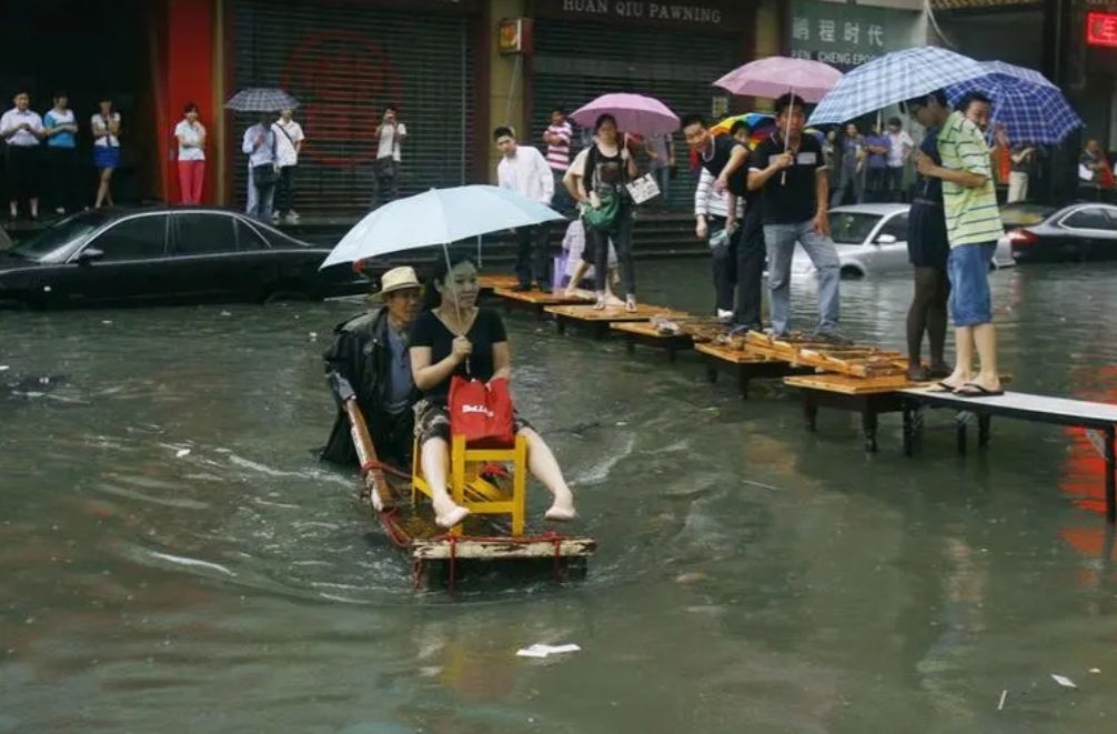 南宁的城市内涝为何会如此严重？主要是原来很多的水塘填埋造地，农民都把水塘、沟渠填