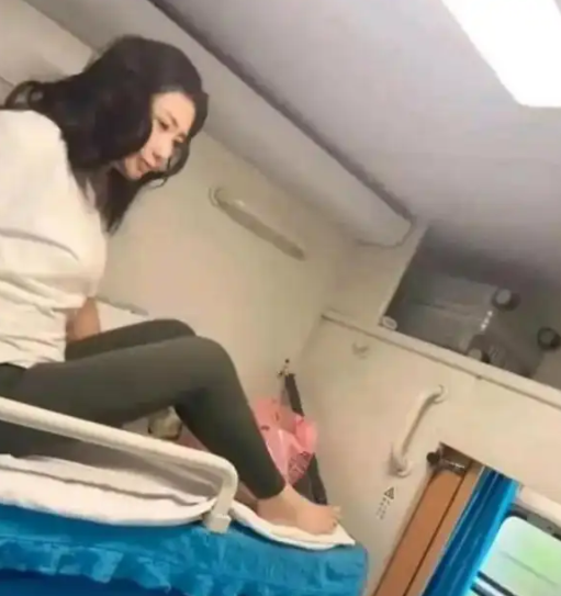火车卧铺居然遇到这种情况，我该怎么处理。