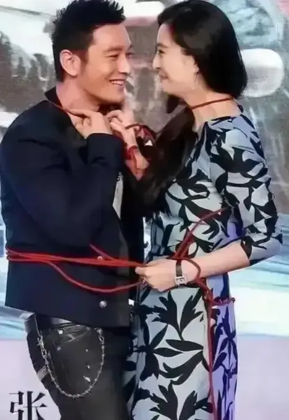 照片里站在黄晓明旁边的人是谁？本人真的太惊艳了，有人认得出来吗？