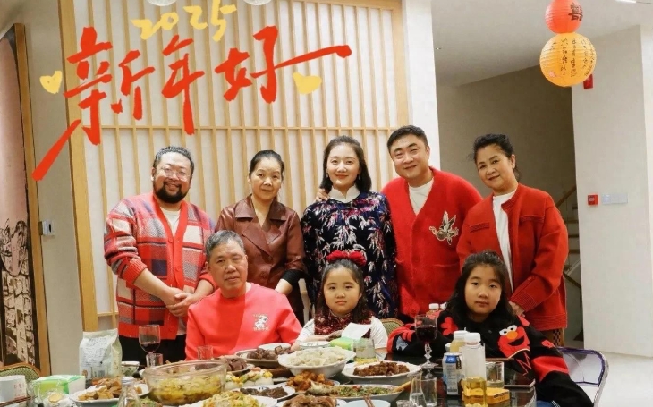 乔杉晒全家福啦！这新年伊始，看到他们一家的照片，真是被暖到。


一家四口整整齐