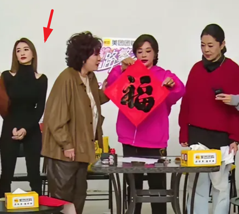 刘晓庆在前面写字，后面的李小冉一脸无所谓的样子，她在想啥呢？