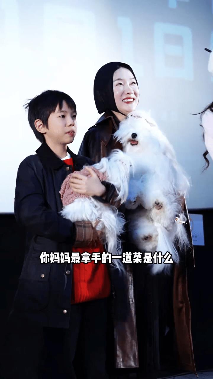 霍思燕是换头了吗 这头巾是非戴不可嘛
还是说掉头发严重，发量不多了，才戴头巾啥的