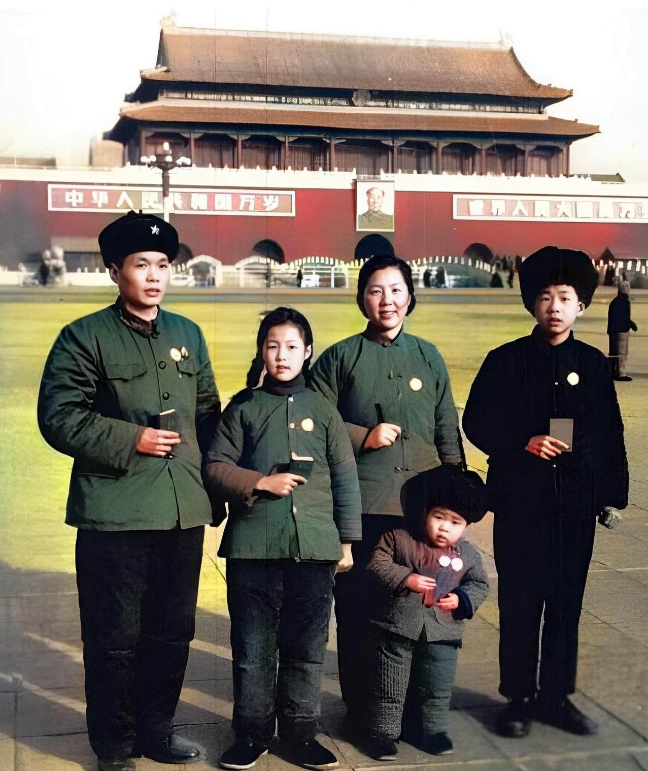 六七十年代，一家人手持红宝书身穿自己最喜欢的衣服站在天安门前。当年，全国的老百姓