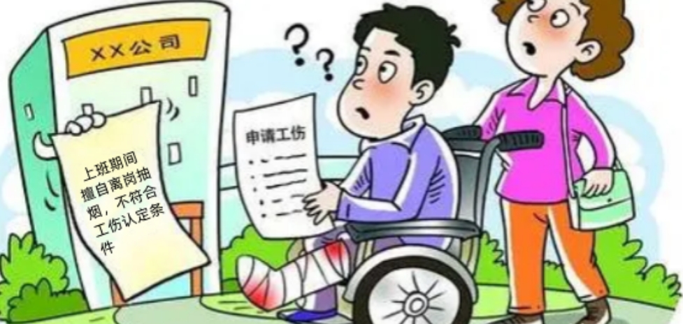 湖北武汉，一男子在上班期间，跑到马路边上抽了根烟，结果被一辆失控的汽车撞伤。事后