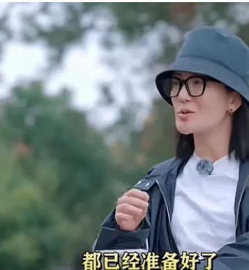 谢娜回应缺席陈乔恩婚礼一事，称当时护照有效期不足六个月而且正好上海遇台风，致使行
