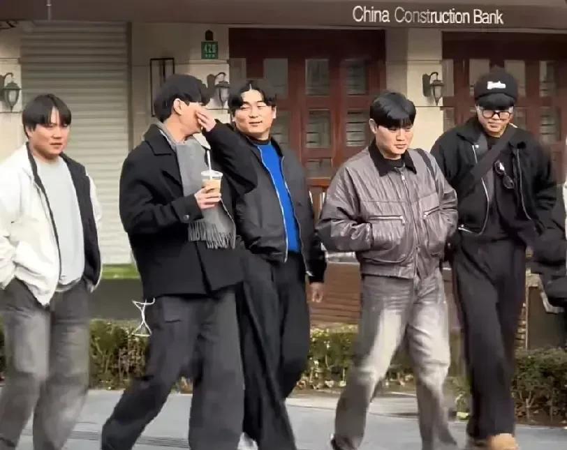 韩国人回到家后打开手机，气的脸都变形了
只是去了一趟上海
却被骂惨了
韩国欧巴说