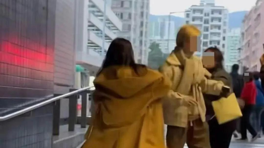 港女约出假票黄牛当街帮老公复仇，网友：比刘德华演唱会还精彩！