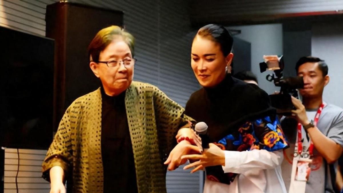 谷建芬曾评价那英：“长副好嗓子，长个狗脑子”！当时对面的主持人都愣了，笑容僵固在