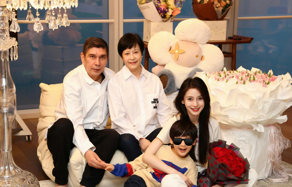 昨天是Angelababy35岁的生日，她晒出了父母跟儿子的合照，7岁的小海绵虽