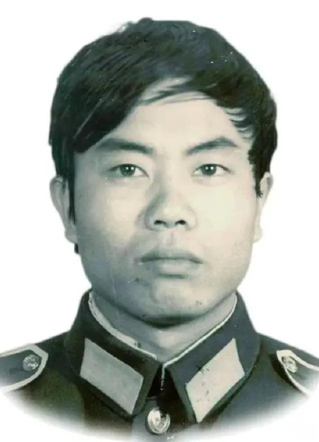 当毒贩不假思索地将一块猪肉夹入陈建军的碗中，时间仿佛凝固，陈建军的心脏猛地一紧，