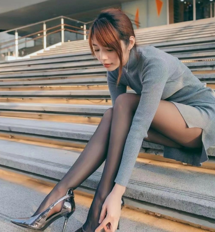 黑丝高跟美腿的小姐姐