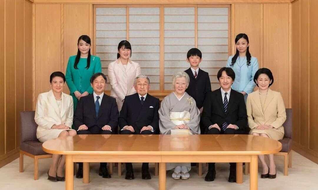 日本皇室没钱 没权 还受人指责

                       