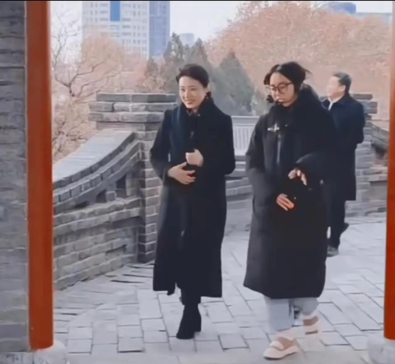 有人说“鸡窝头”闯祸了！
体制内的接受上级检查，一般都精挑细选一个气质佳的女接待