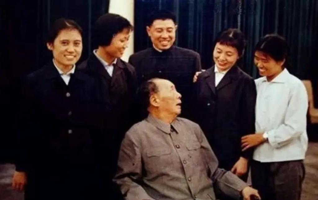 晚年毛主席突然感觉冷，张玉凤一摸手冰凉，赶紧喊来保健护士！
毛主席的身体一直很好