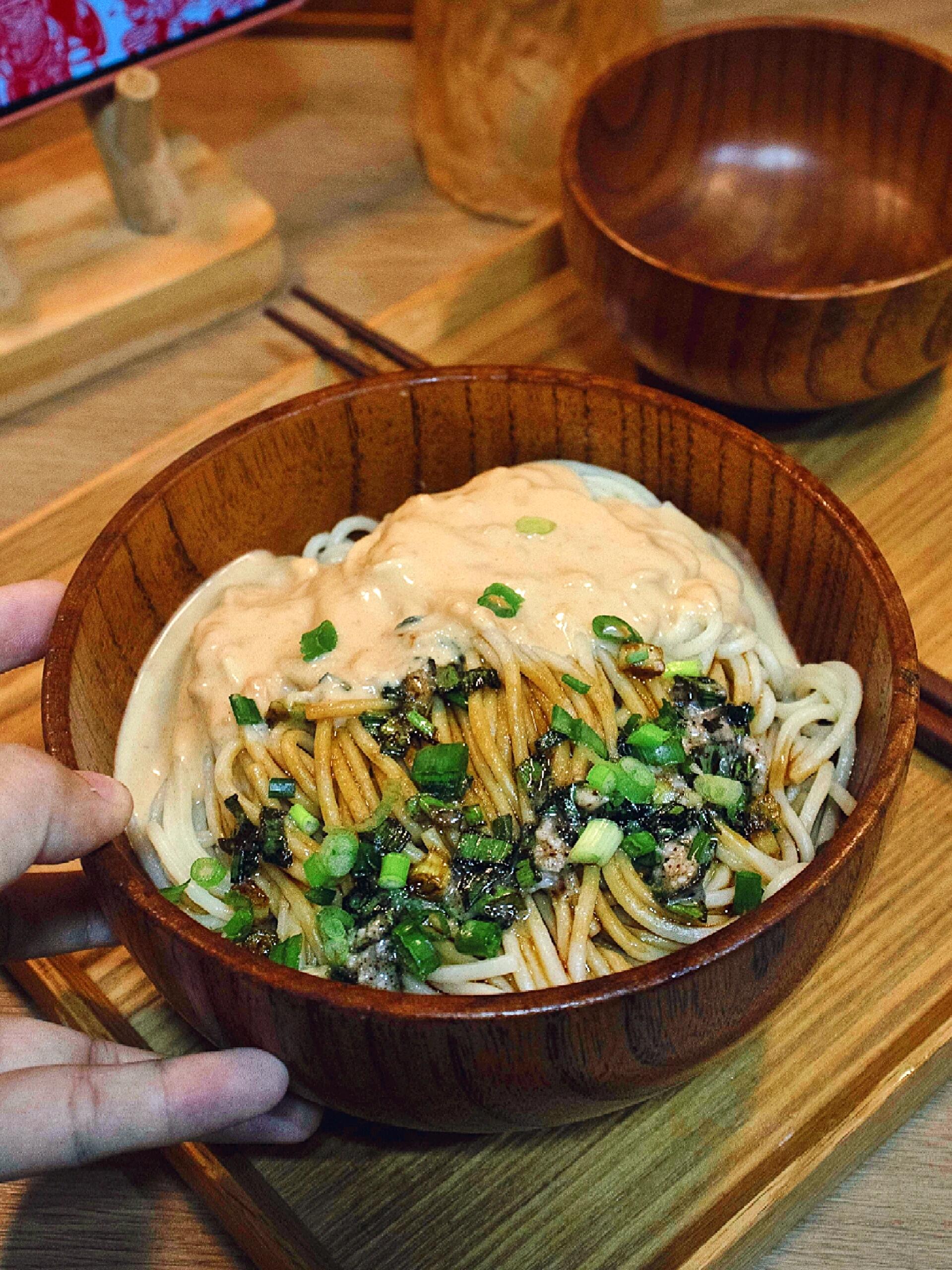 我怎么没有早点发现这种做法！！太香了吧~
没想到这样做的麻酱拌面，这么好吃，喜欢