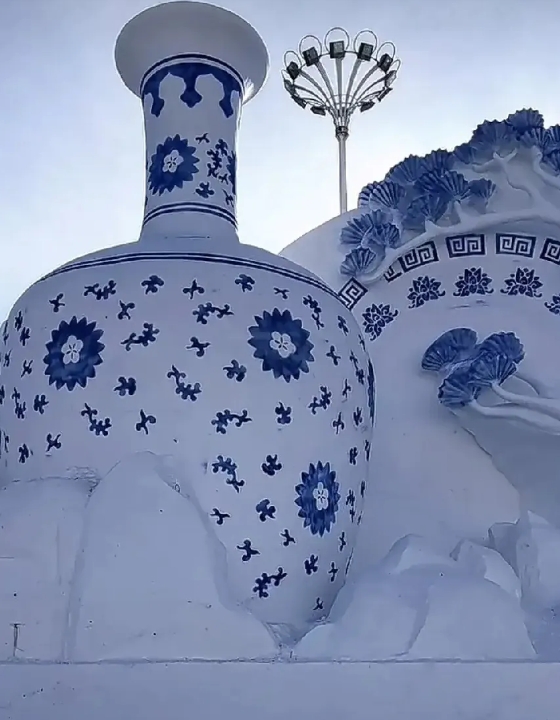 尔滨上新一座青花瓷雪雕