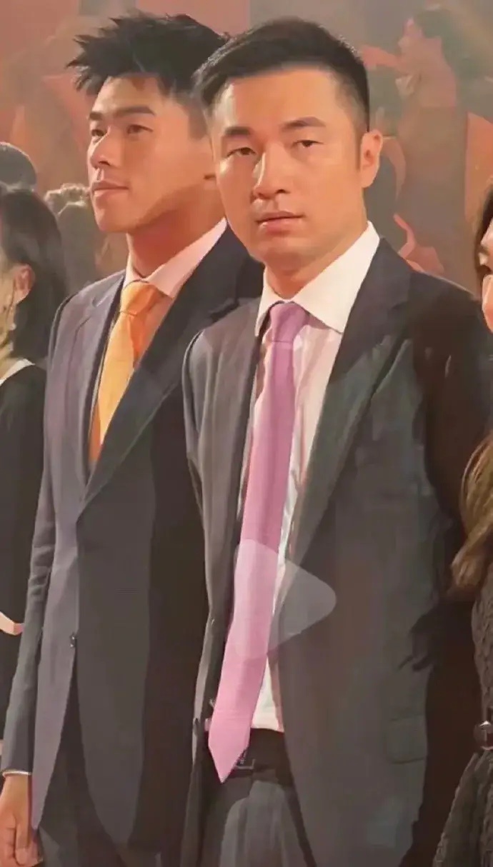 曝乔欣赖柏霖办喜酒，乔欣眼光不错，深圳鸿荣源的二公子，深圳地产界富豪，公司是副总