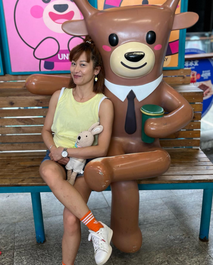 她以前是香港TVB儿童节目《闪电传真机》主持人，在2019年已经离开TVB，今年
