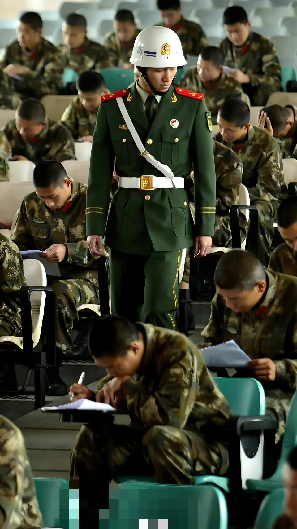兵王是如何练成的？武警官兵们考试现场，严谨的纠察格外显眼！