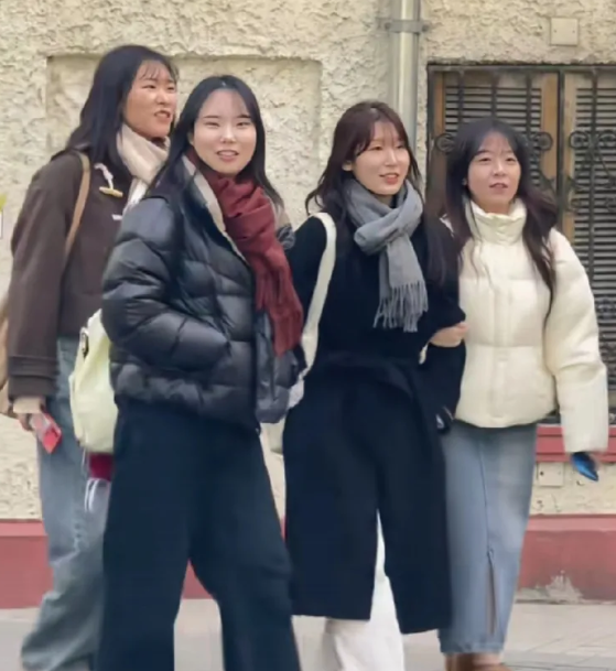 不是说韩国女人喜欢整容吗，怎么看着也挺原生态的啊？