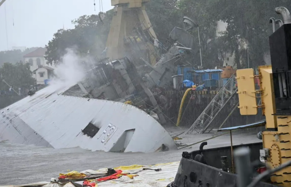 突发！印度海军遭遇“烟头”，一艘导弹护卫舰燃起大火，翻沉在港口里。

7月22日