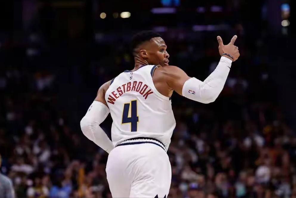 看看威少的数据，新赛季跟上赛季的数据几乎一样啊！

23-24赛季，场均登场22