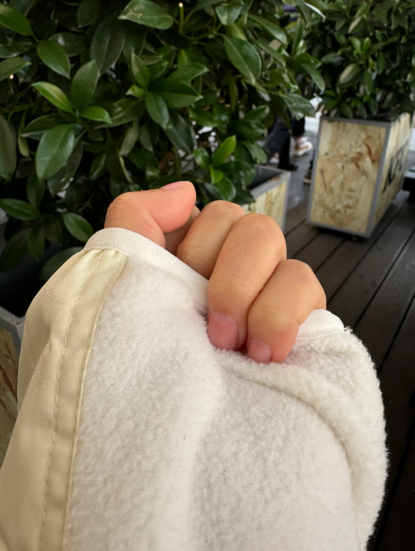 真冷啊！每人买了件衣服先套上，胖子直接买了件羽绒服，想穿回顾四周又没好意思，冻的