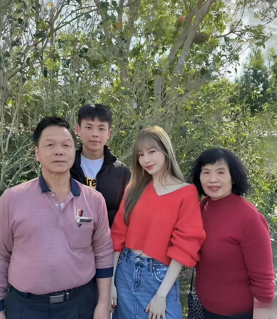 王心凌的家庭成员众多，春节之际分外热闹。已过不惑之年的她，肌肤依然白皙，看起来格