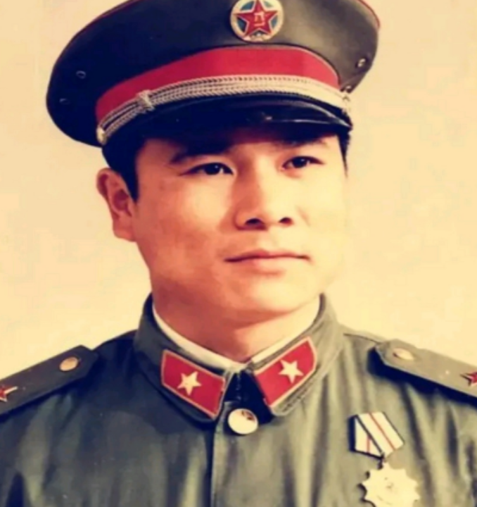 1979年，对越自卫反击战中，班长黄招强带着伤员们撤退，中途突然清点人数，他习惯