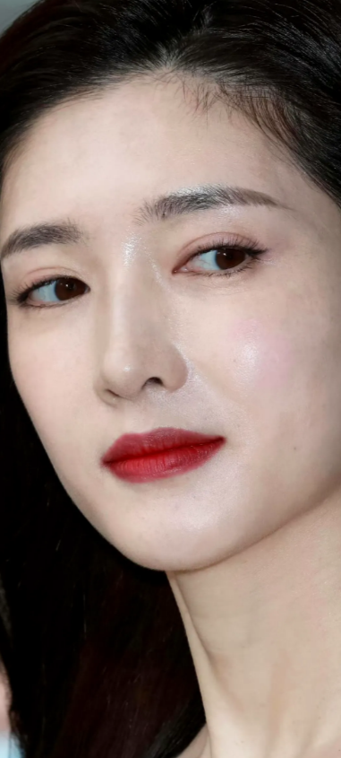 江疏影的皮肤太好了，不但白里透红像反光板还零毛孔，就是长相有点儿苦，又老气又傲气