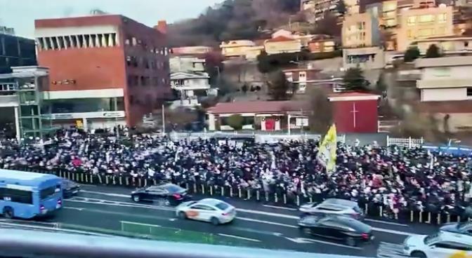 韩国民众保护尹锡悦
当地时间1月2日，在尹锡悦总统官邸门口口，韩国民众举行声势浩