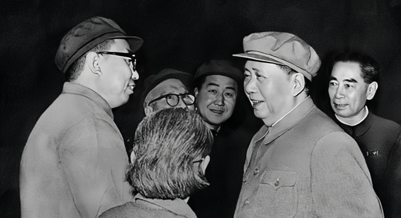 1959年，毛主席回到阔别了32年的故乡韶山，时任湖南省副省长的华国锋同志负责接