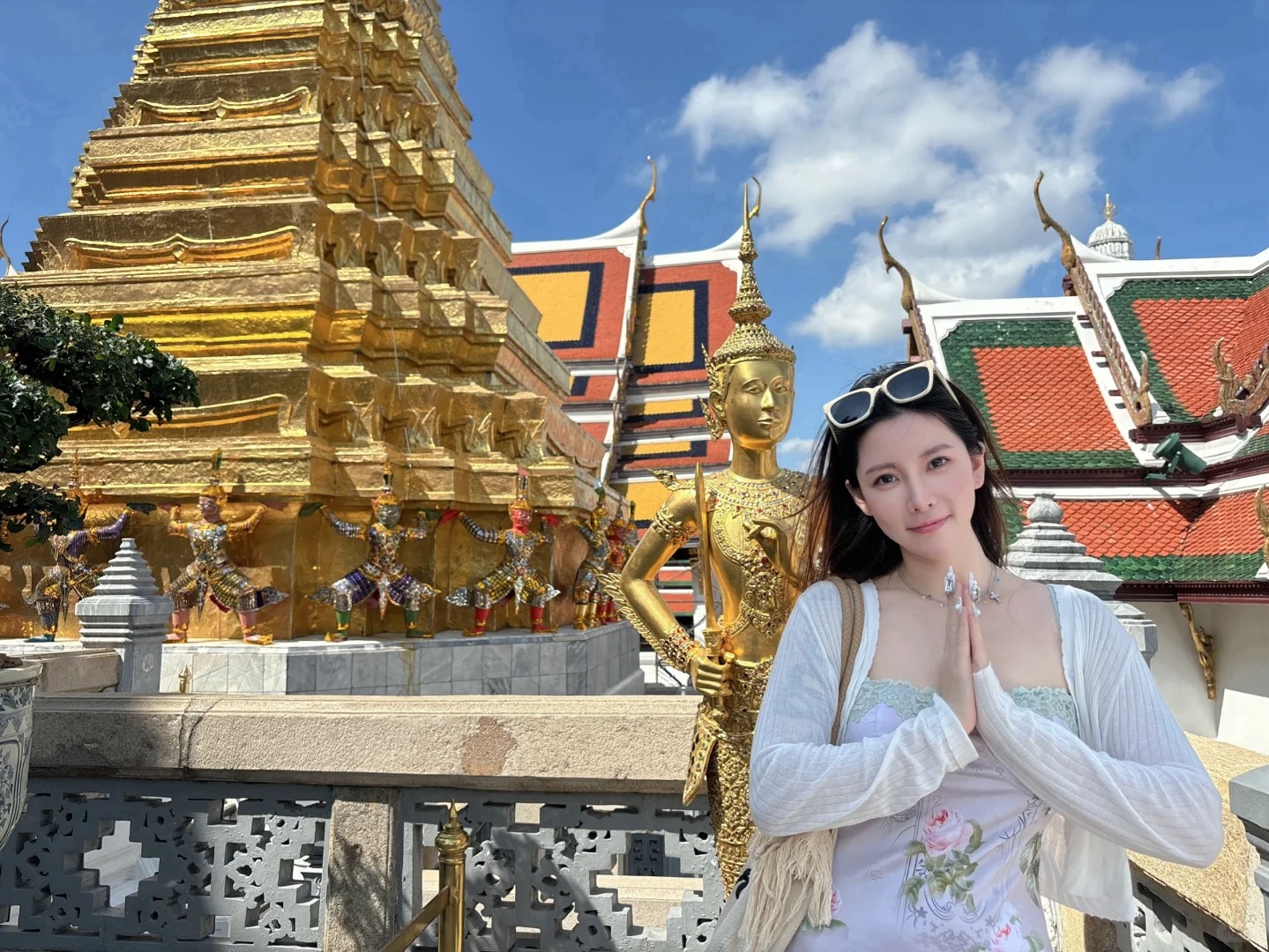 在大皇宫被警告了
我以为我长袖长裙就可以了，结果门口安检那里说我领子太低了让我把