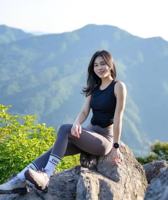 坐在山间的岩石上，感受清风拂面，眼前是连绵的山脉，背后是葱郁的树木，这样的时刻，