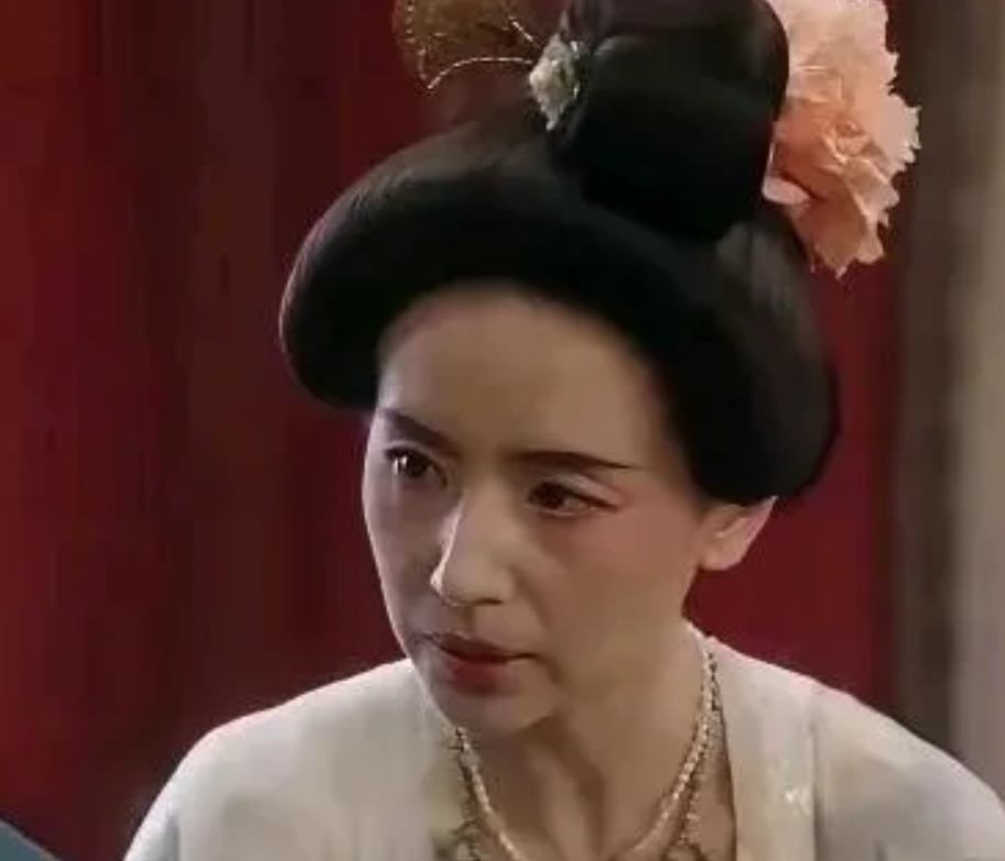 董洁这剧照有点辣眼睛啊，脸明显垮了不少